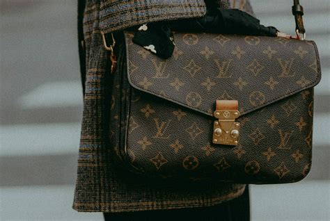 hoe herken je een echte louis vuitton zonnebril|9 Manieren om Neppe Louis Vuitton te Herkennen .